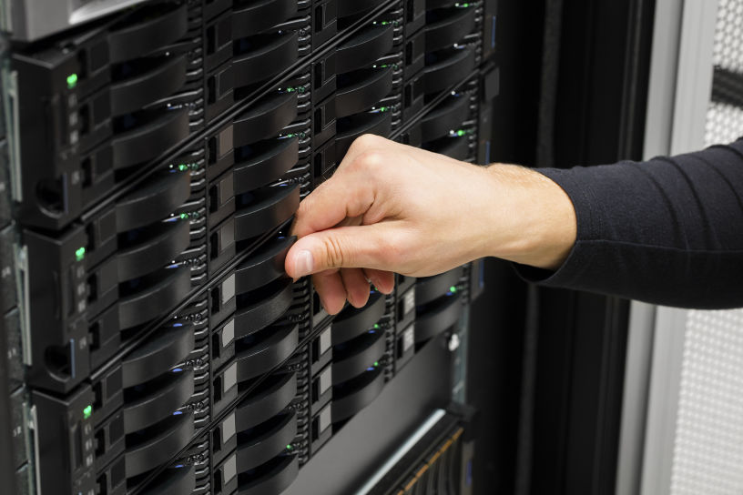 photodune 3tuclhrc it engineers hand replacing hard drive in data center xxl 1024 816x544